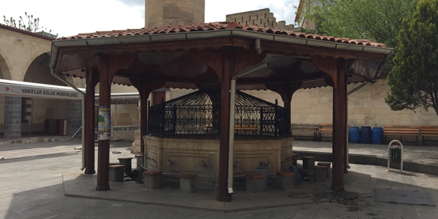 Görkemi ve sağlamlığıyla dimdik ayakta: Ali Nacar Camii