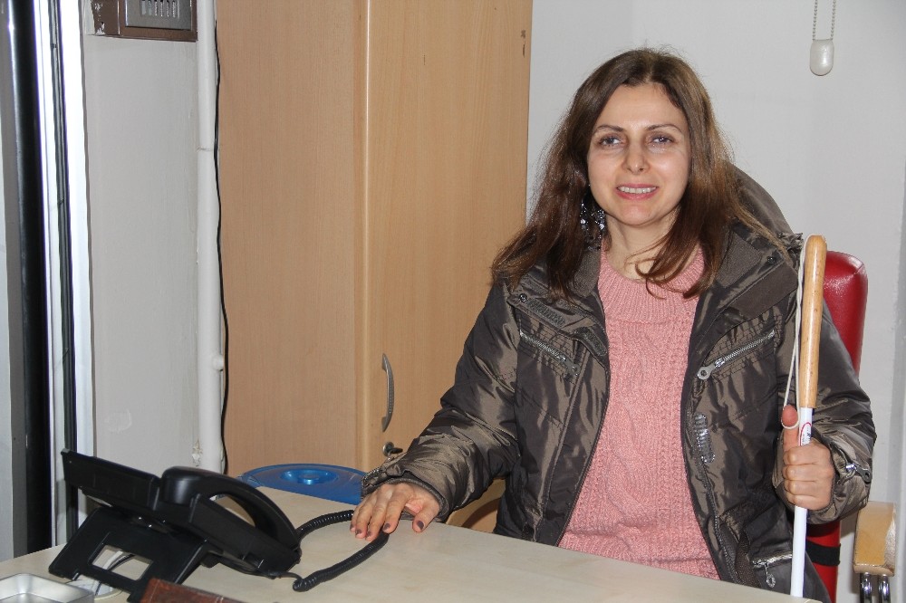 Görme engeli onu yıldırmadı, 2 üniversite bitirdi 