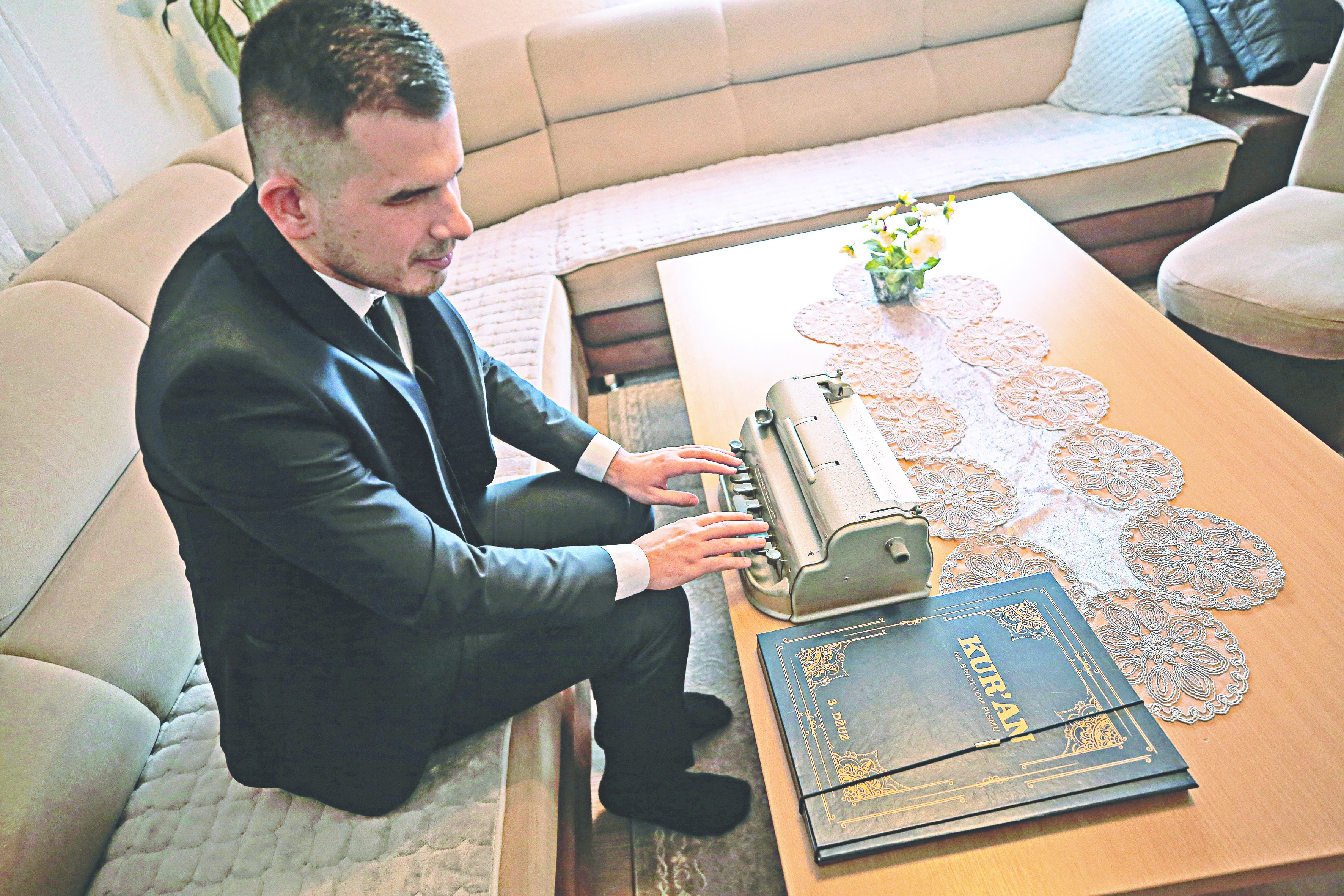 Görme engelli Boşnak imam Delic, başarılarıyla hayatı ‘engelsiz’ yaşıyor