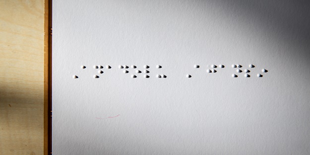 Görme engelli çocukları için Braille alfabesi öğreniyorlar