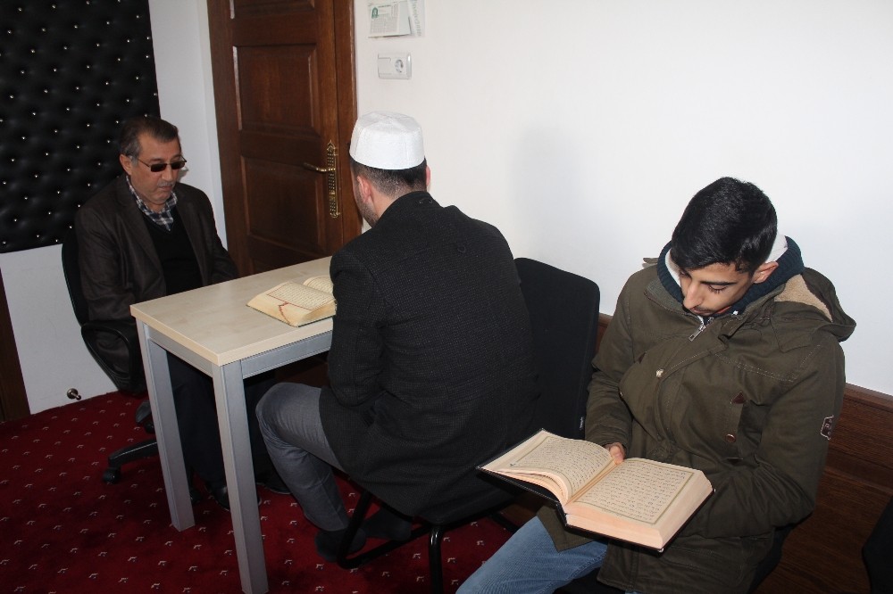 Görme engelli hafız emekli oldu, talebe yetiştirmeyi bırakmadı 