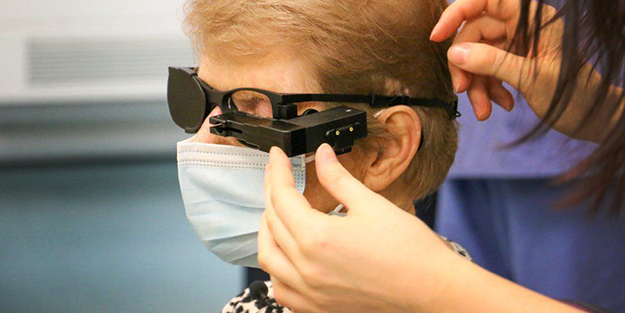 Görme engelli kadın biyonik göz nakliyle görmeye başladı