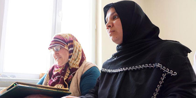 Görme engelli kadın Kur'an-ı Kerim okumayı öğretiyor