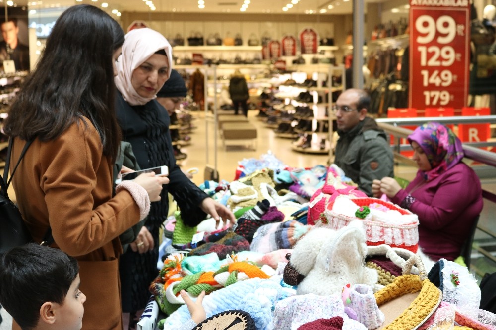 Görme engelli kadınlar ördü, vatandaşlar aldı 