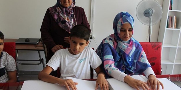 Görme engelli kardeşler kuran-ı kerim okumayı öğrendi
