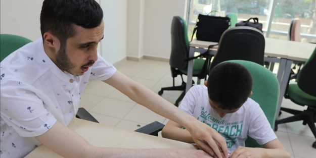 Görme engelli müezzin kabartma harflerle Kur'an-ı Kerim öğretiyor