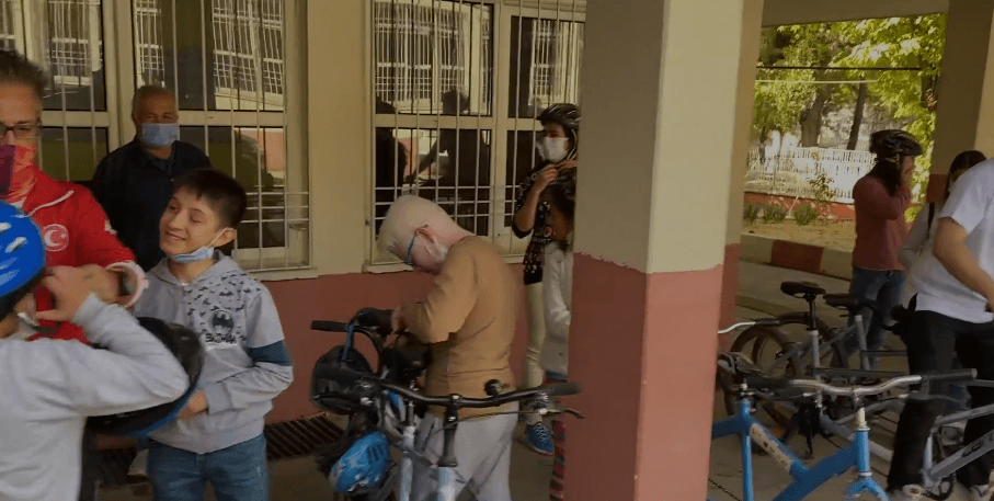Görme engelli öğrenciler, eş pedal ile bisiklet sürme hayallerini gerçekleştirdi
