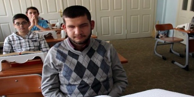 Görme engelli Taha hafız oldu