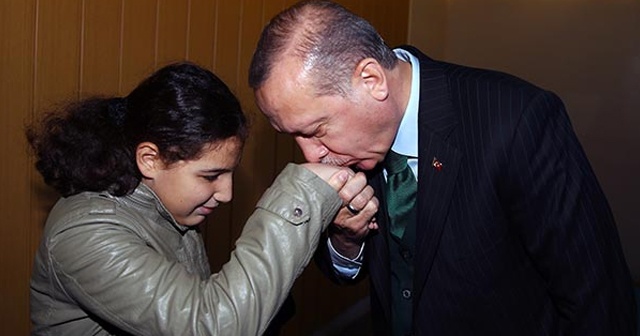 Görme engelli Tuğçe, Cumhurbaşkanı Erdoğan'ı duygulandırdı