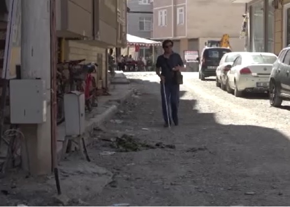 Görme engelli vatandaş evine bu yöntemle buluyor