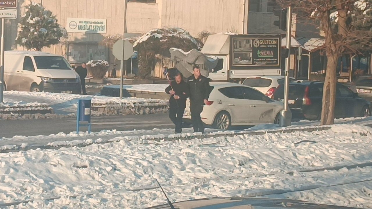 Görme engelli vatandaşı yalnız bırakmadı! Kaygan yolda insanlık dersi