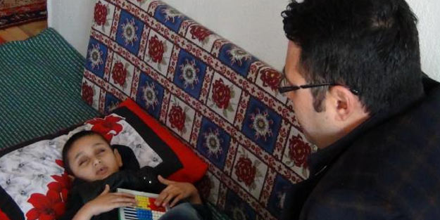 Görme engelli ve cam kemik hastası öğrencisine evinde eğitim veriyor