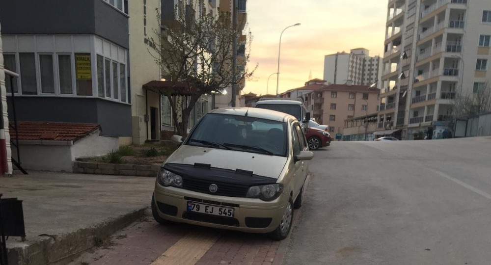Görme engelli yolu üstene park etmiş araç sürücülerine ateş püskürdüler 