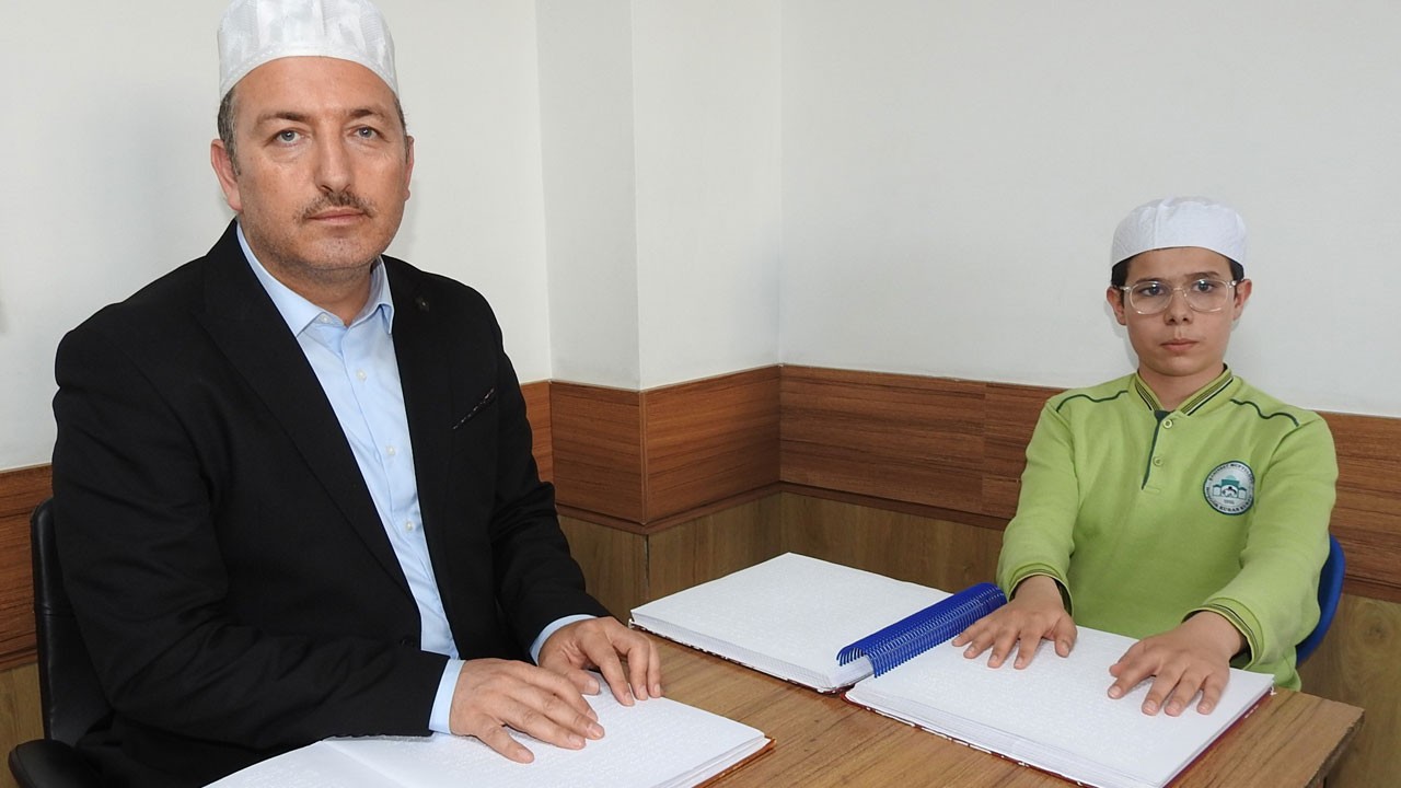 Görme engelli Yusuf’un karanlığı Kur’an’la aydınlandı! 15 ayda hafız oldu