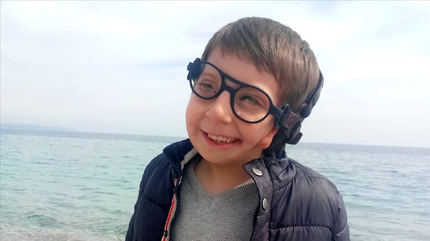 Görme sorunu yaşayan Mert için 3D teknolojisiyle gözlük üretildi