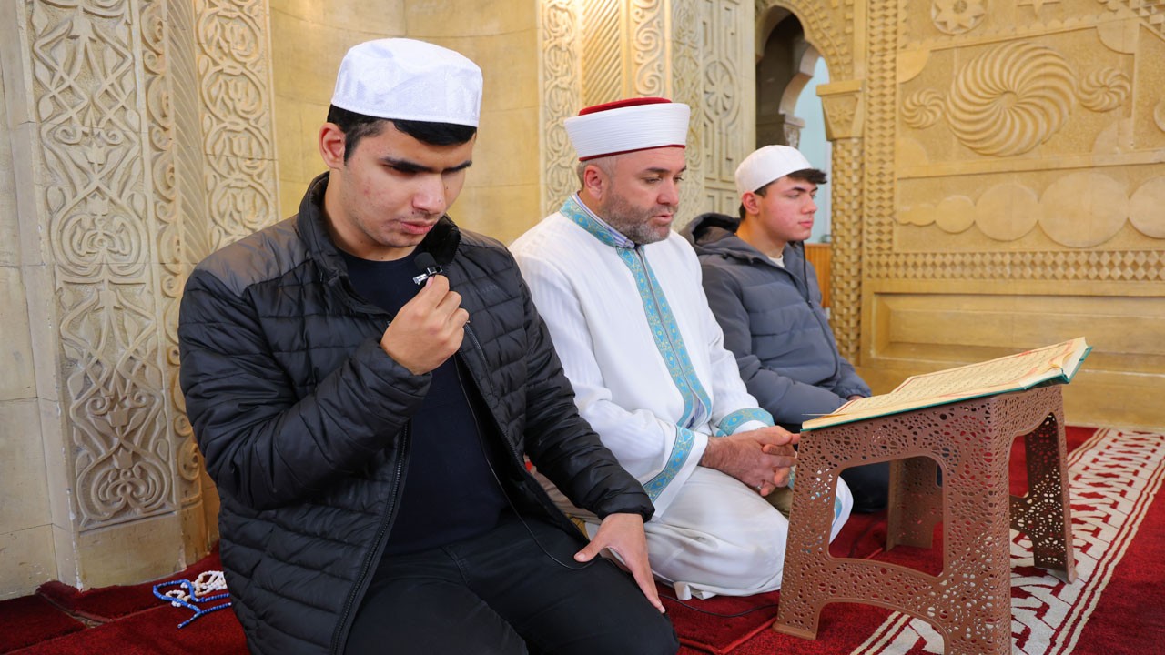 Görmeyen gözleriyle hafız oldu! Gözleri görmüyor ama kalbiyle okuyor