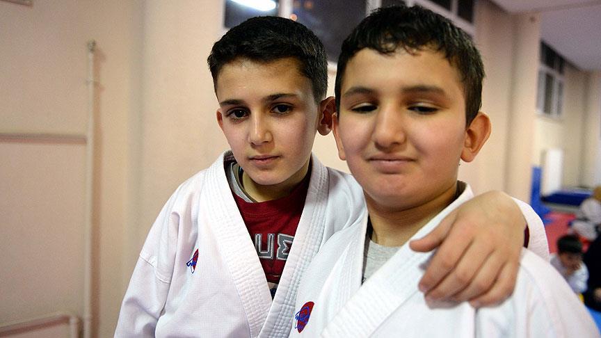 Görmeyen kardeşinin 'gözü' oldu