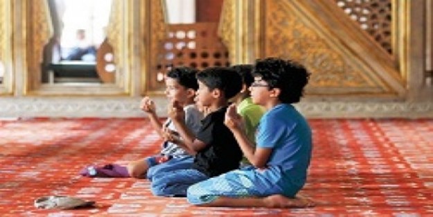 Görmez: Böyle yapanlar teravih namazına gelmesin!