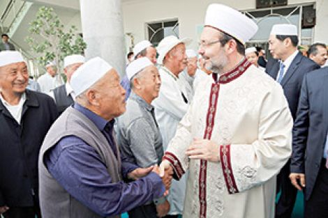 Görmez, Çin’deki Mü’minlerle kucaklaştı