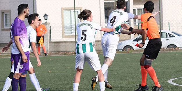 Görülmemiş olay! Futbolcu hakeme tokat atınca...