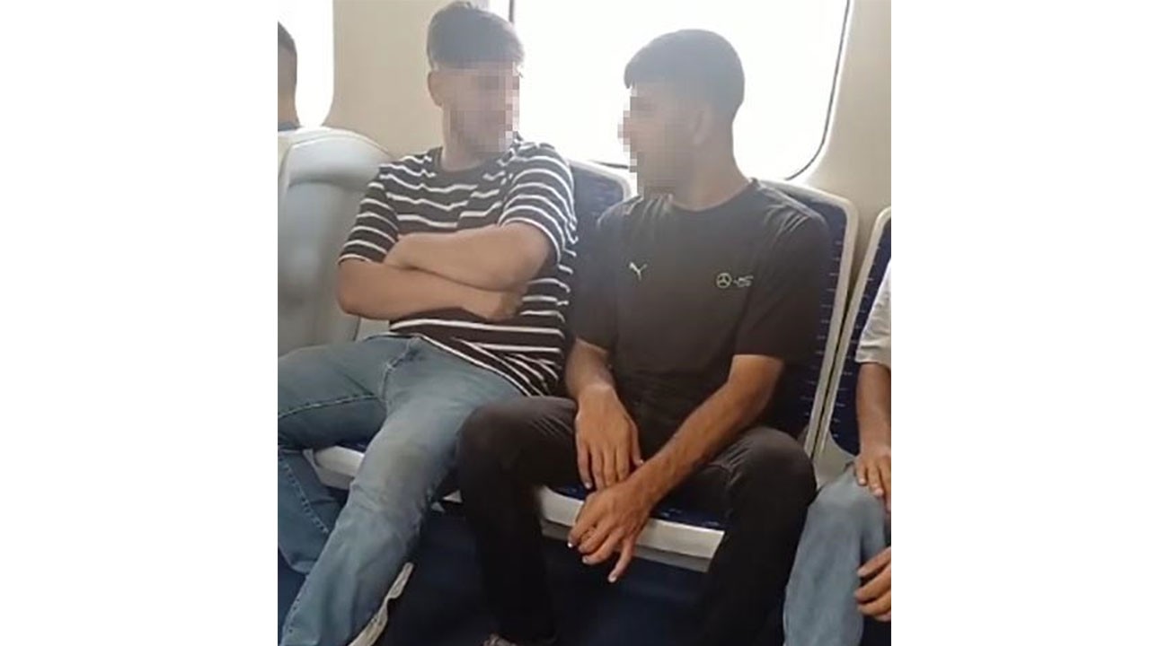 Görülmemiş pişkinlik! Kalabalığa aldırmadan İZBAN'da sigara içti