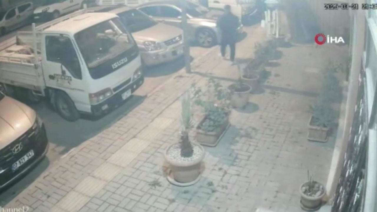 Görülmemiş pişkinlik! Otomobile asit döktü, hiç olmamış gibi yoluna gitti