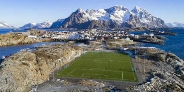 Görünce şaşkına döneceksiniz! Dünyanın en ilginç futbol sahaları