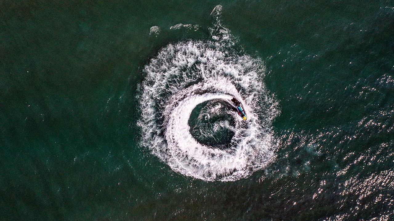 Görünmeyen tehlikesi! Rip akıntısı olimpik yüzücüye bile geçit vermiyor