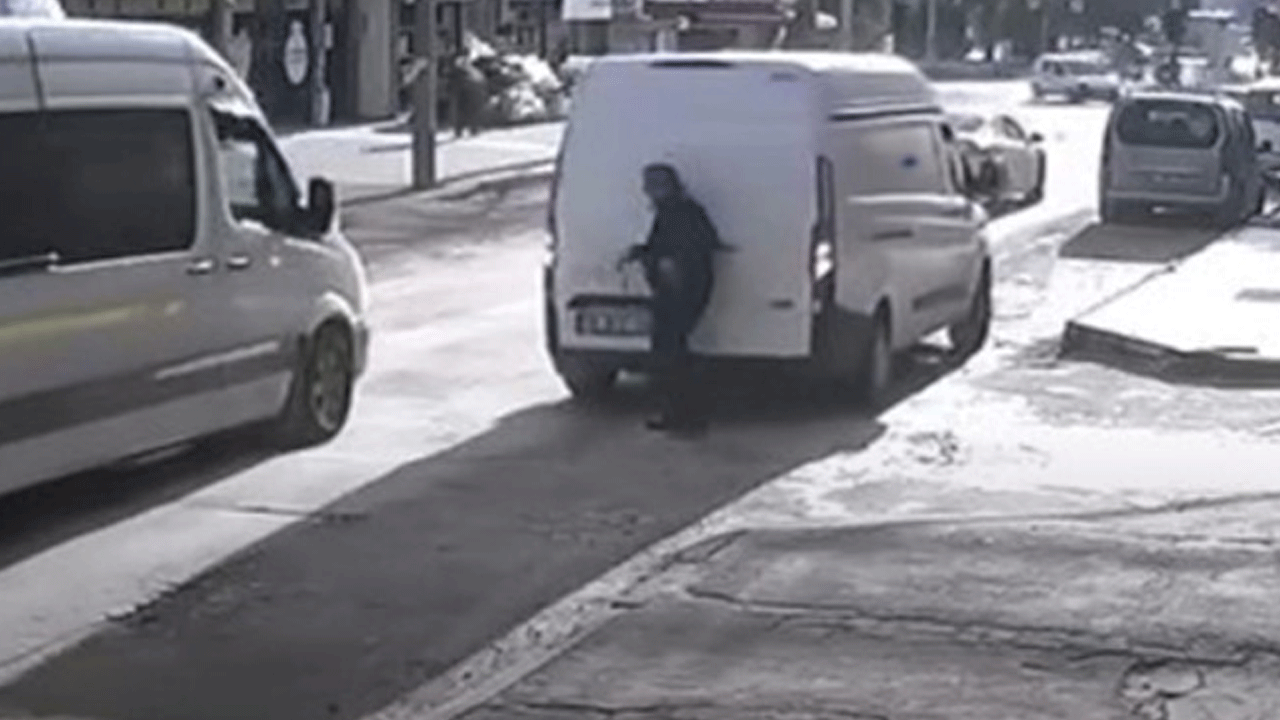 Görünmez kaza böyle geldi: Geri giderken yayayı yere serdi!