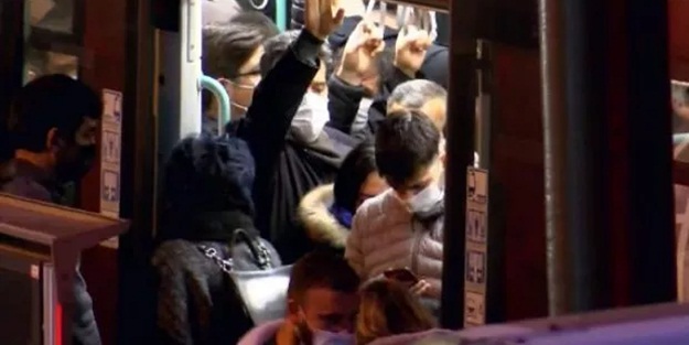 Görüntü İstanbul'dan! Tramvay kapısı kalabalıktan kapanmadı