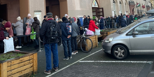 Görüntüler Almanya'dan! Yardım kuruluşları önünde kuyruk oluştu