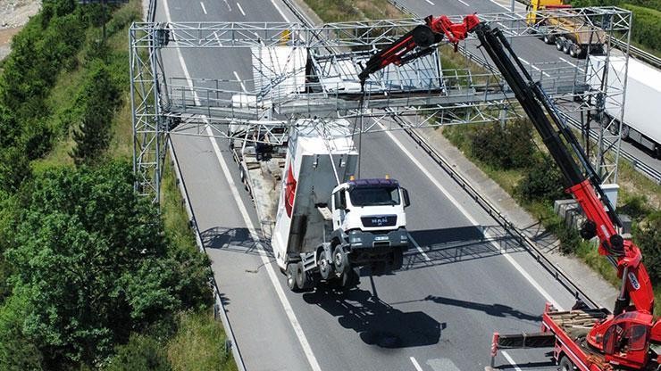 Görüntüler Düzce'den: Kamyon havada asılı kaldı