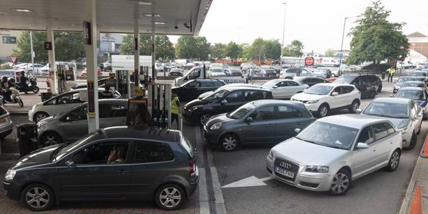 Görüntüler İngiltere'den! Kriz çözülemiyor, benzin istasyonlarında uzun kuyruklar oluştu