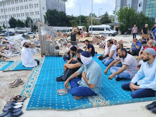 Görüntüler İstanbul’un göbeğinden! Molozların arasında cuma namazı