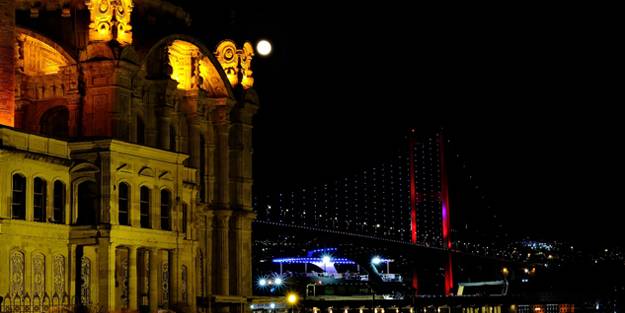 Görüntüler mest etti! İstanbul'da eşsiz dolunay manzarası