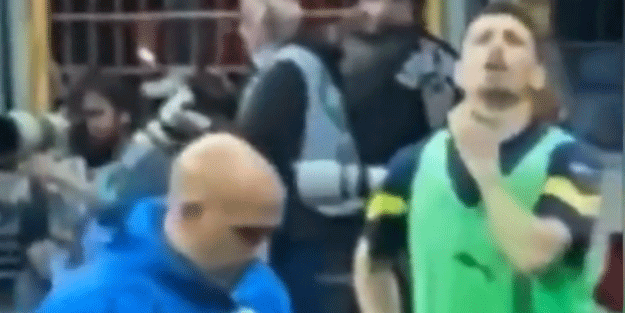 Görüntüler ortaya çıktı! Mert Hakan’dan derbide skandal küfür