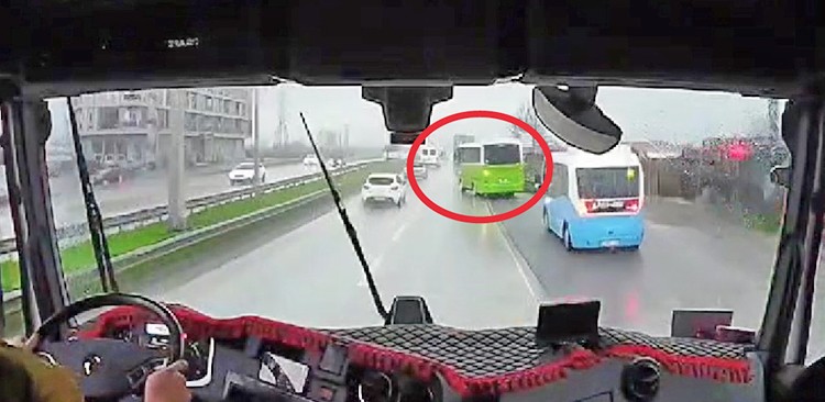 Görüntüler TIR'ın güvenlik kamerasına yansıdı: Faciaya ramak kaldı