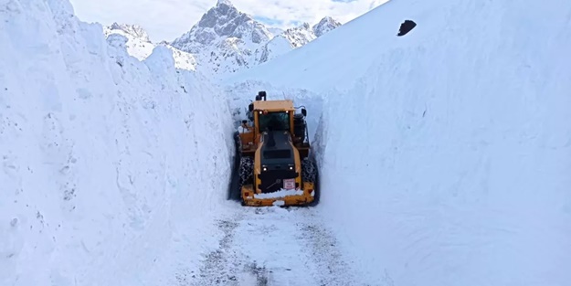 Görüntüler Türkiye'den! Kar kalınlığı 4 metreyi geçti