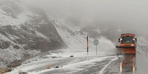 Görüntüler Türkiye'den! Karla mücadele erken başladı