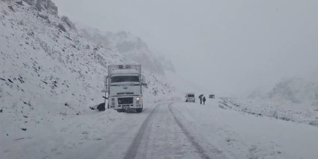 Görüntüler Türkiye'den! Ulaşıma kar engeli