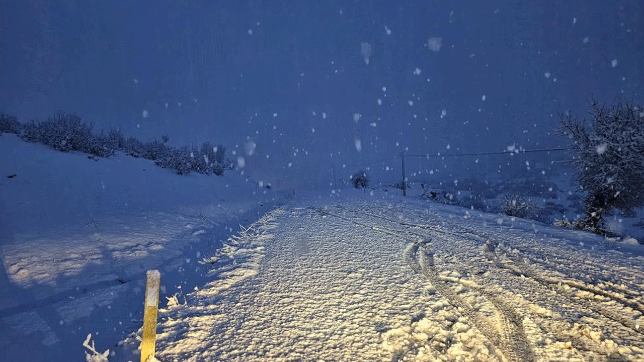 Görüntüler Türkiye'den! Yoğun kar yağışı başladı