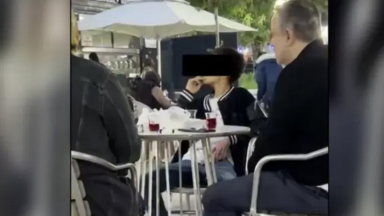 Görüntüler Türkiye'yi ayağa kaldırdı: Kocaeli'de 10 yaşındaki çocuk ailesi ile birlikte sigara içti! Tepki yağdı