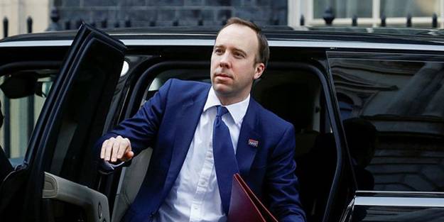 Görüntüleri ortaya çıkmıştı! İngiltere Sağlık Bakanı istifa etti