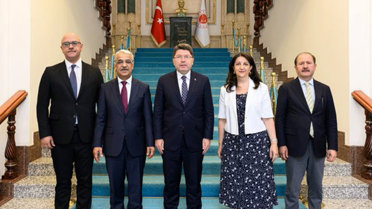 Görüşme sonrası ilk açıklama! Bakan Tunç ve DEM Parti arasında zirve