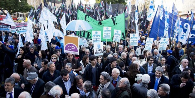 Görüşmeler sonuç vermedi, ülke iflas etti!