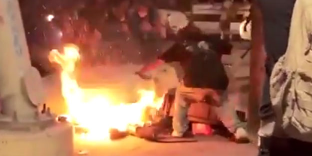 Göstericiler evsiz adamı isyan ettirdi