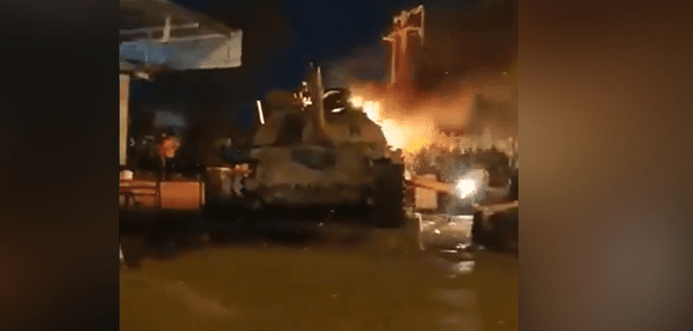 Göstericiler İran’da bir tankı ateşe verdi! Hamaney aleyhine sloganlar atıldı