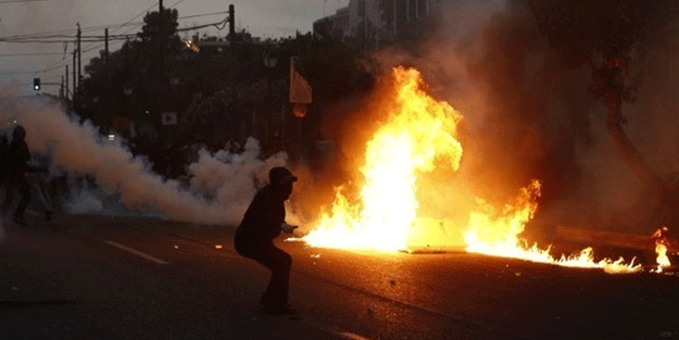 Göstericiler Yunanistan'da bakanlığı bastı