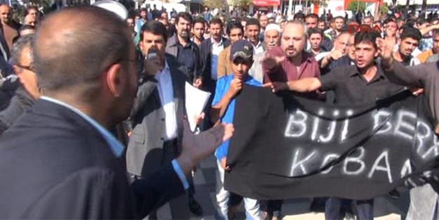 Göstericilere tek başına tepki gösterdi