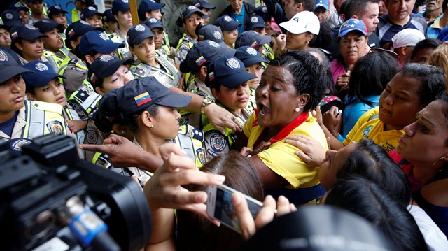 Göstericilerle polis çatıştı
